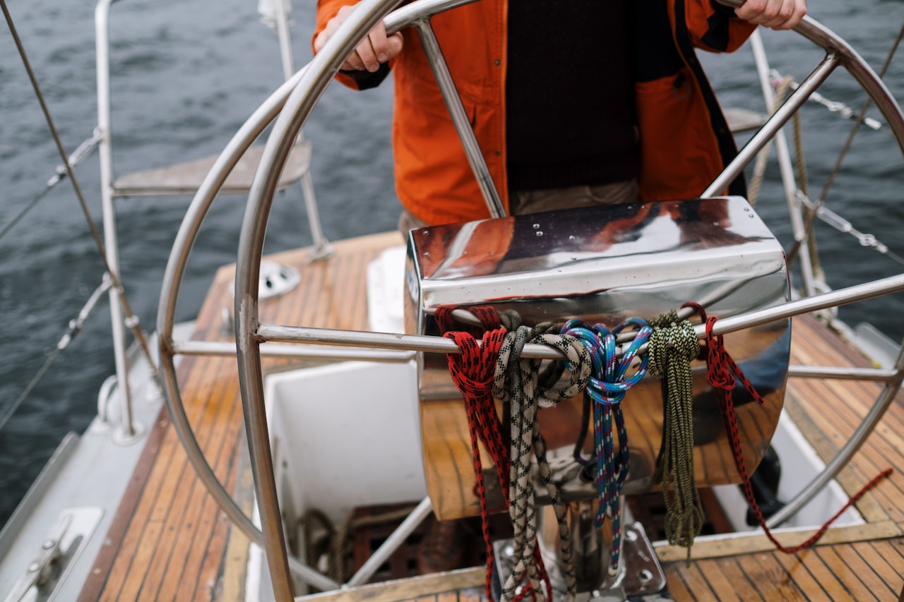Descopera lumea apelor cu cursurile de navigatie de la Skipper Academy